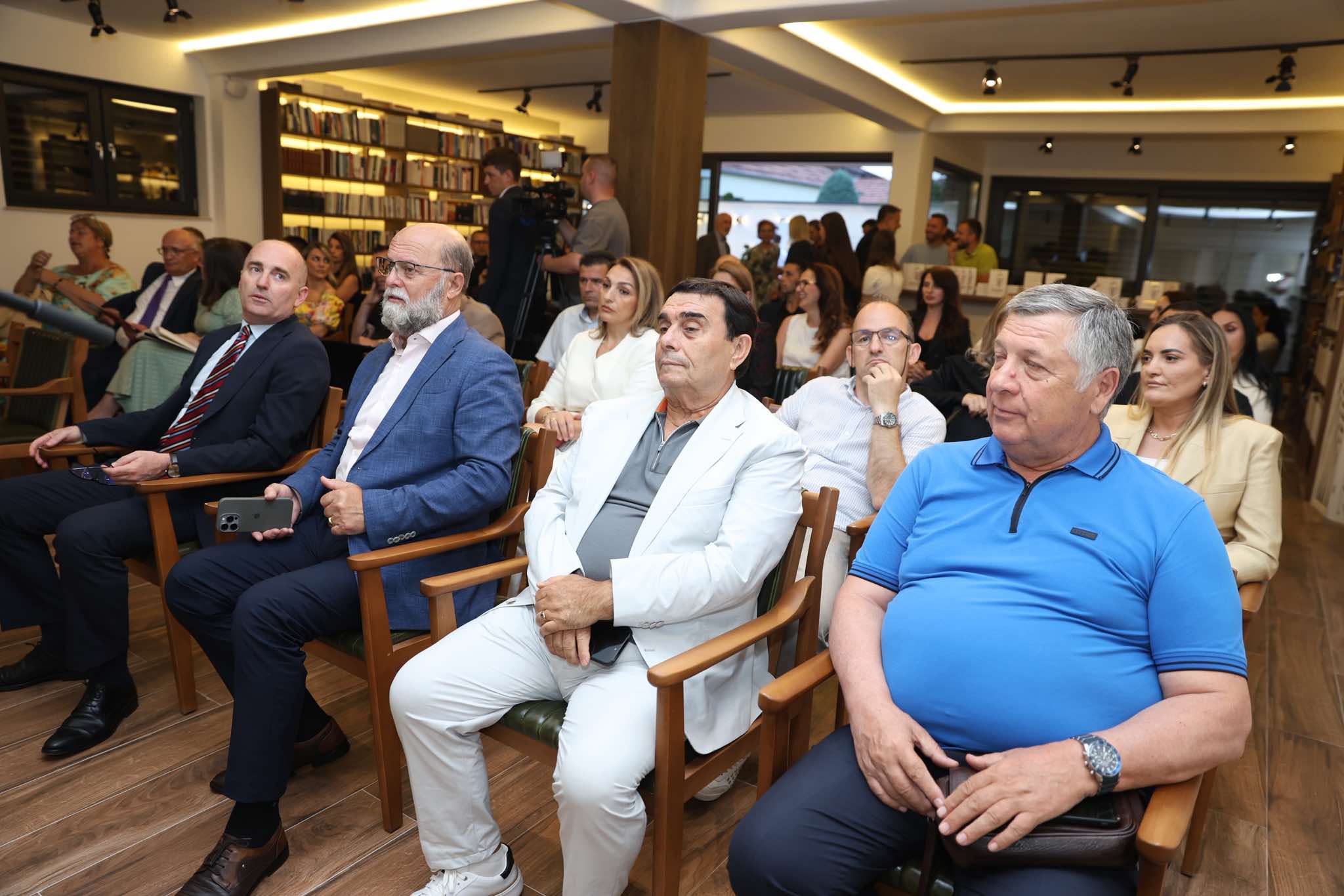 No description available.