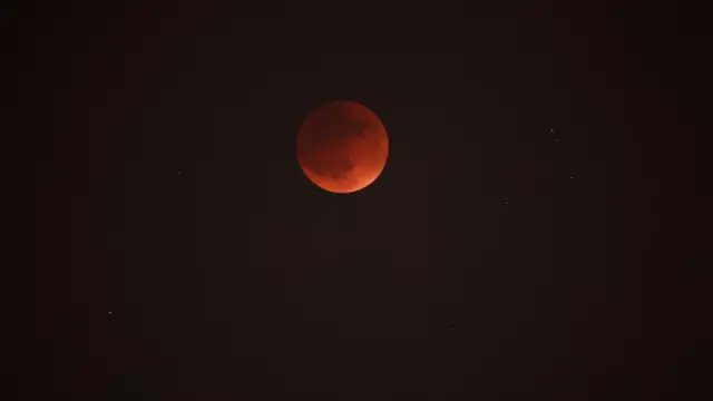 "Hëna e Përgjakshme" ngrihet në qiell gjatë një eklipsi total hënor